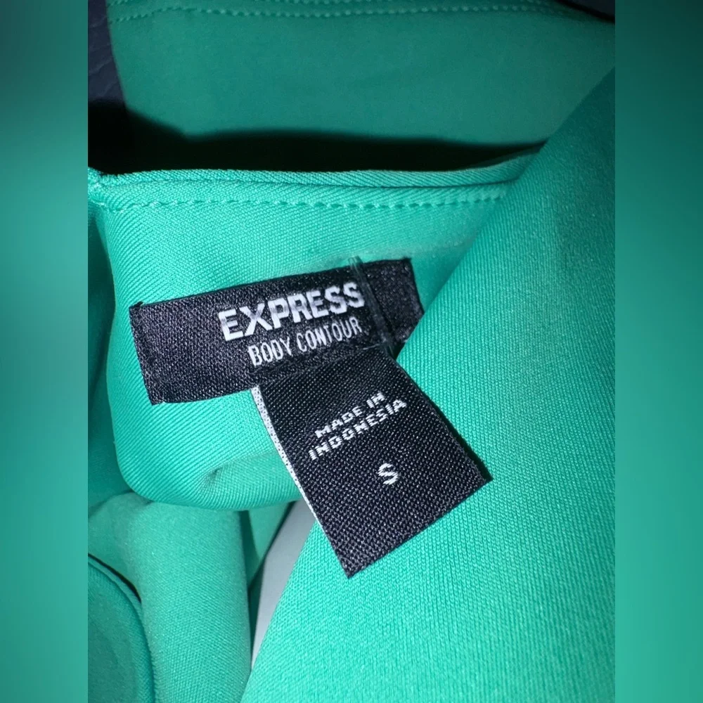 Express Body Contour Double V-Neck Tank - Picture 5 of 6